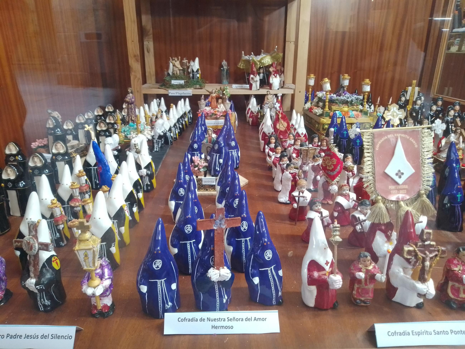 Las siete cofradías de Pontevedra en el escaparate de A Moda D'Abaixo.