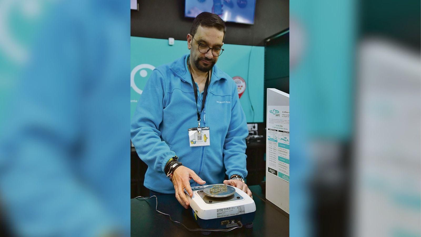 Jaime Álvarez determinando el valor de una pulsera.