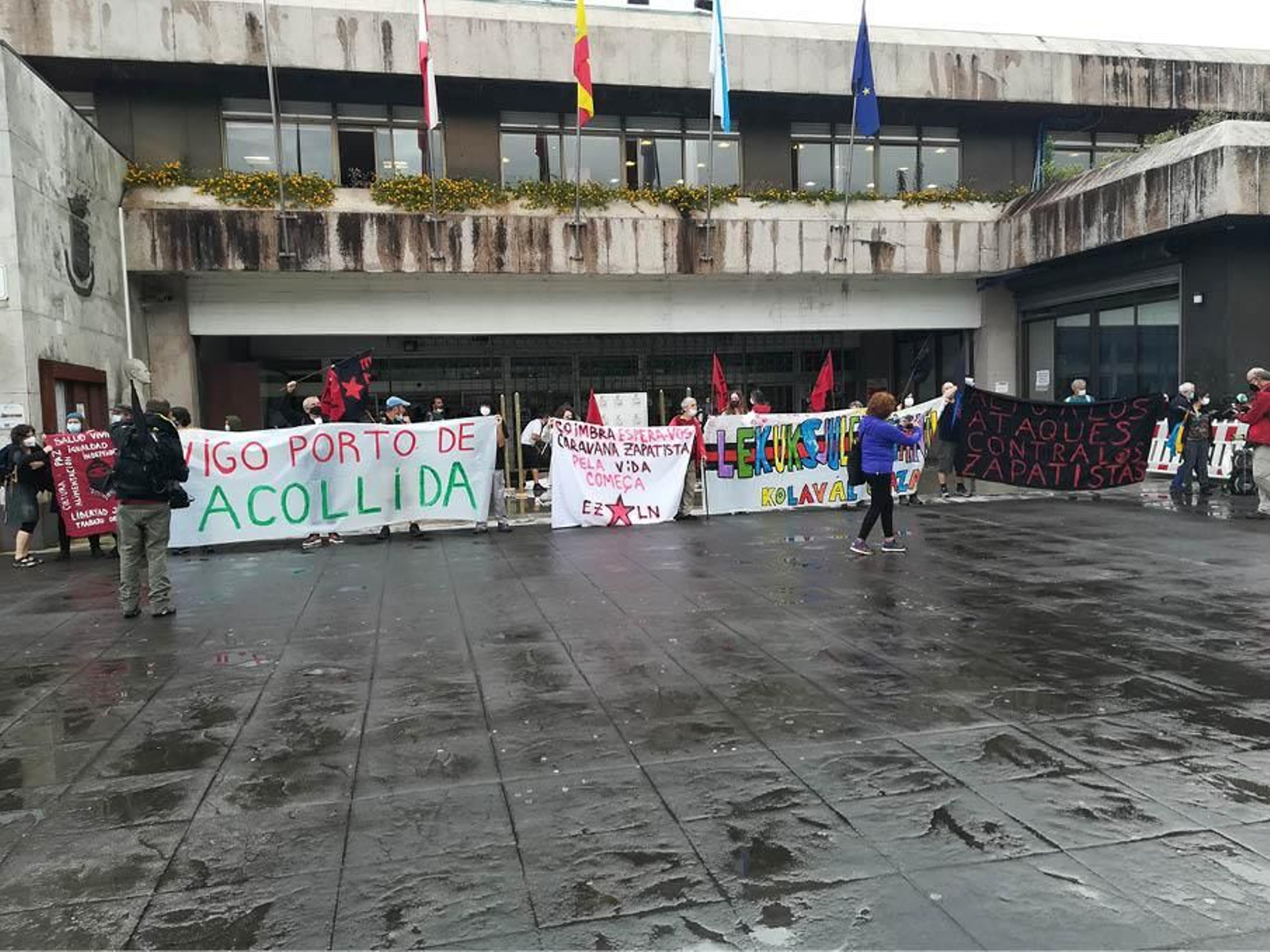 Varios colectivos celebraban ayer ante el consistorio el desembarco zapatista.