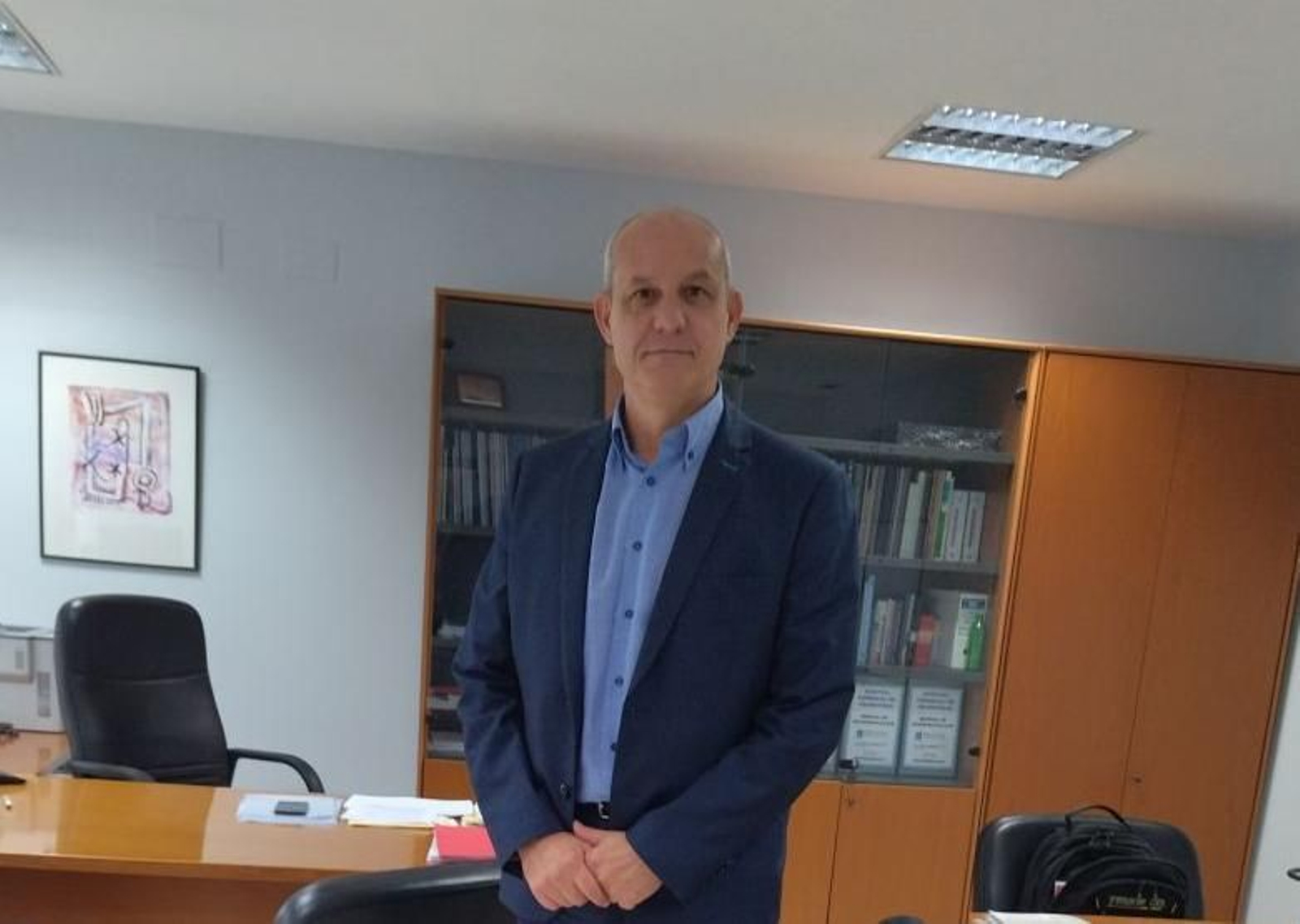Alberto Pedrera en su despacho del Hospital Público Valdeorras.
