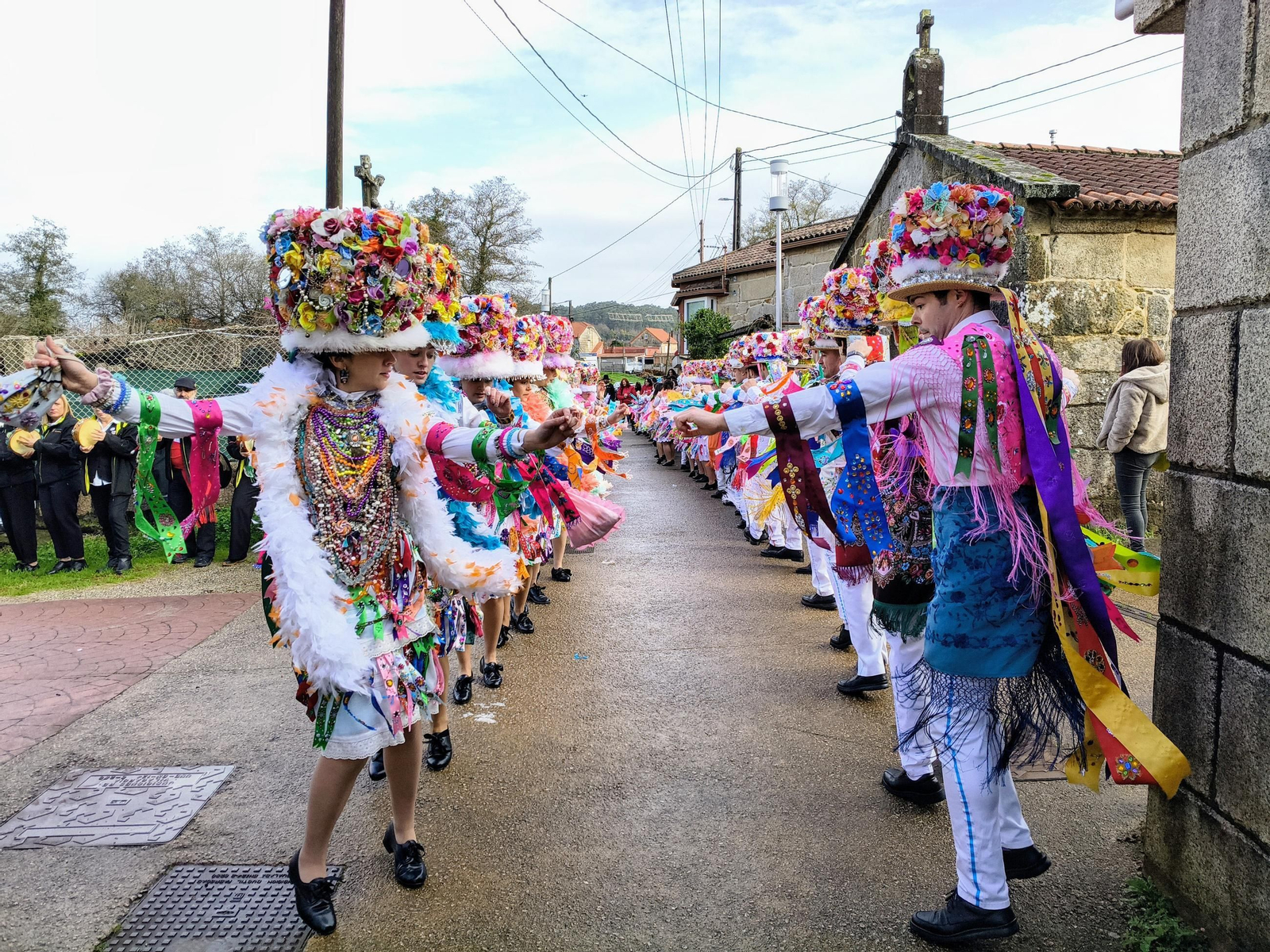 As Madamas e Galáns bailando en Santa Marta (Bértola).