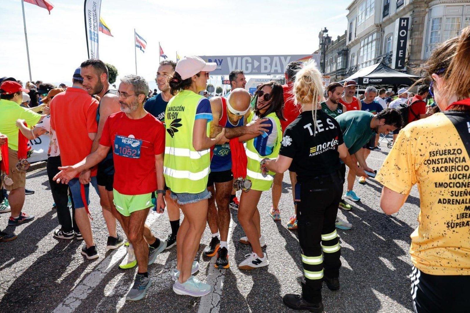 Llegada a la meta de los participantes en la Vig-Bay 2024.