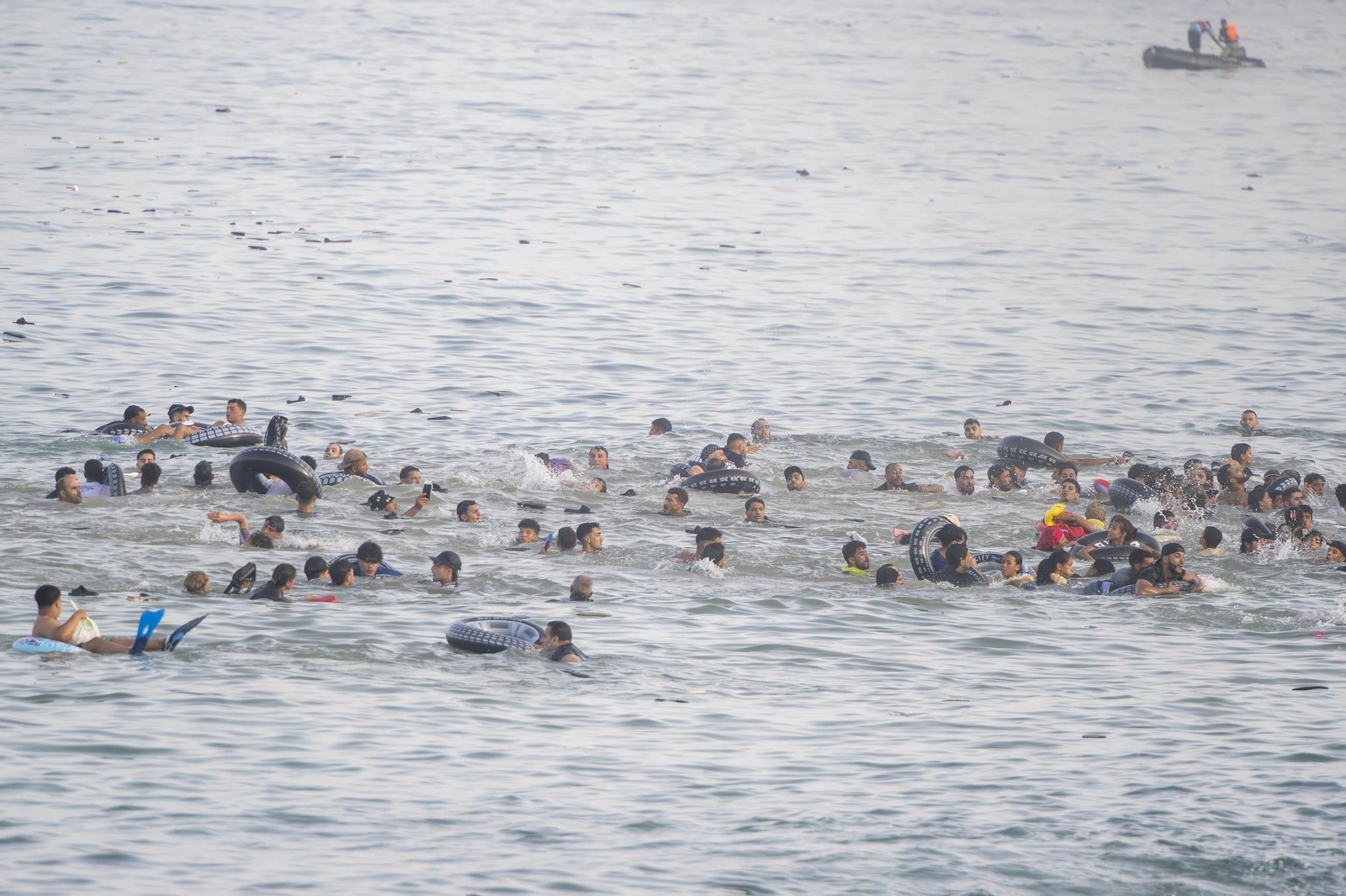 Miles de inmigrantes entran a Ceuta a nado desde Marruecos.