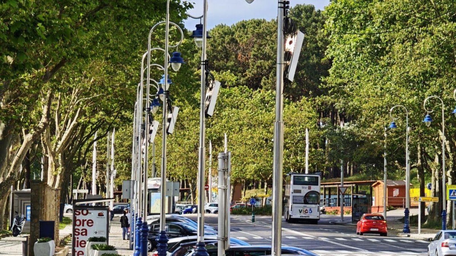Samil se engalana para el próximo día 30, con altavoces ya instalados, vehículos militares y operarios trabajando en la limpieza