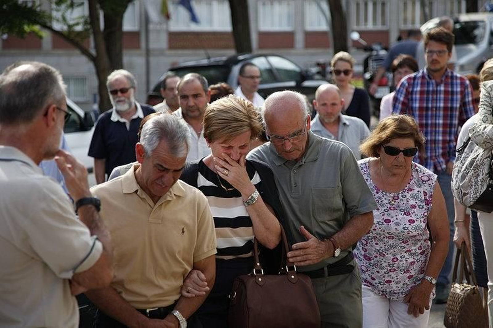 Los padres de Socorro Pérez, en el centro, rotos por el dolor.
