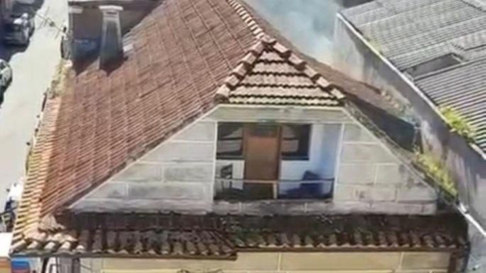 El humo saliendo por el tejado de la vivienda okupada.