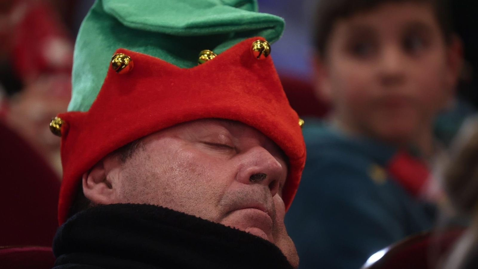 Uno de los asistentes al Teatro Real se queda dormido en las butacas durante el sorteo.
