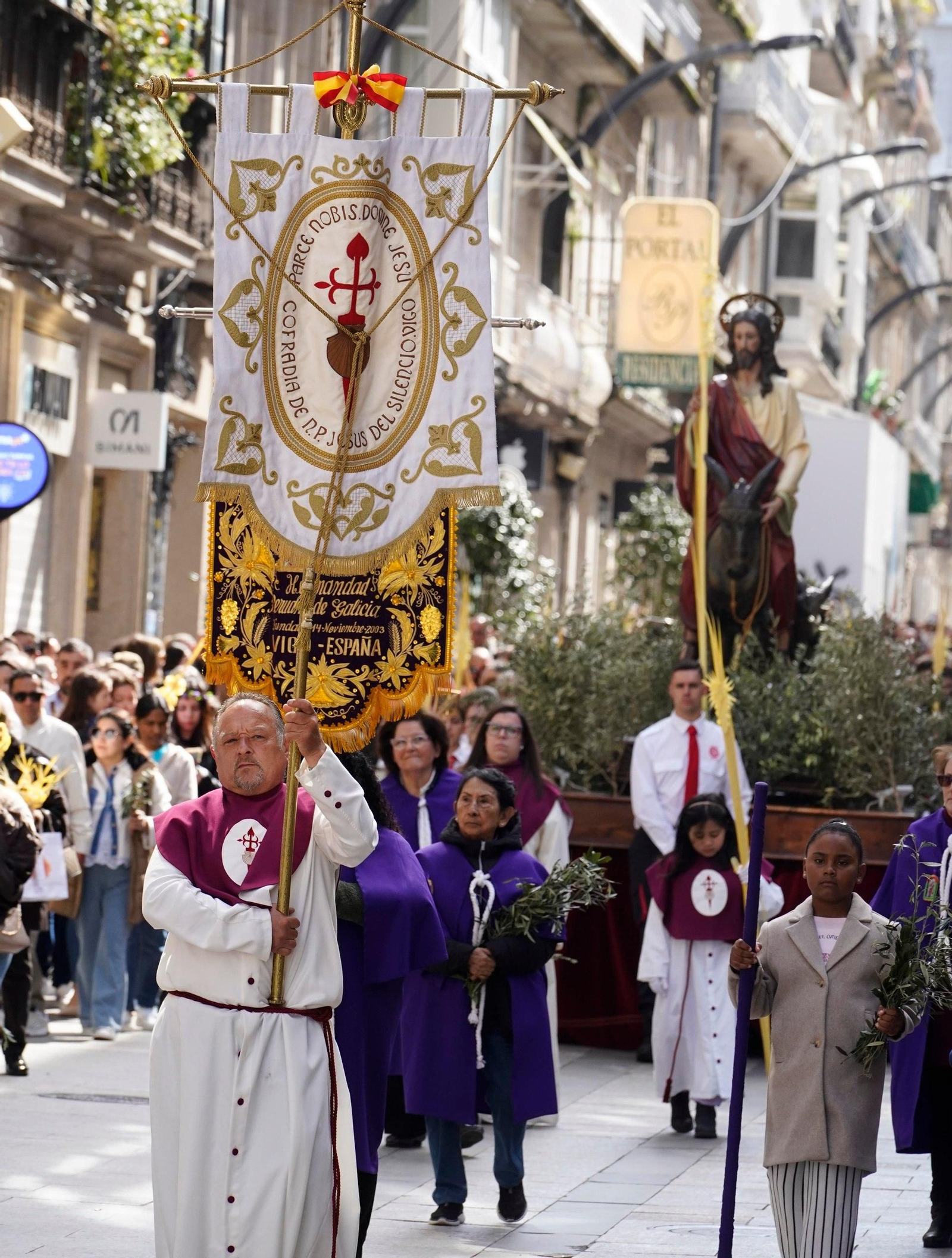 Galería | La Borriquita llena de fe y color las calles de Vigo