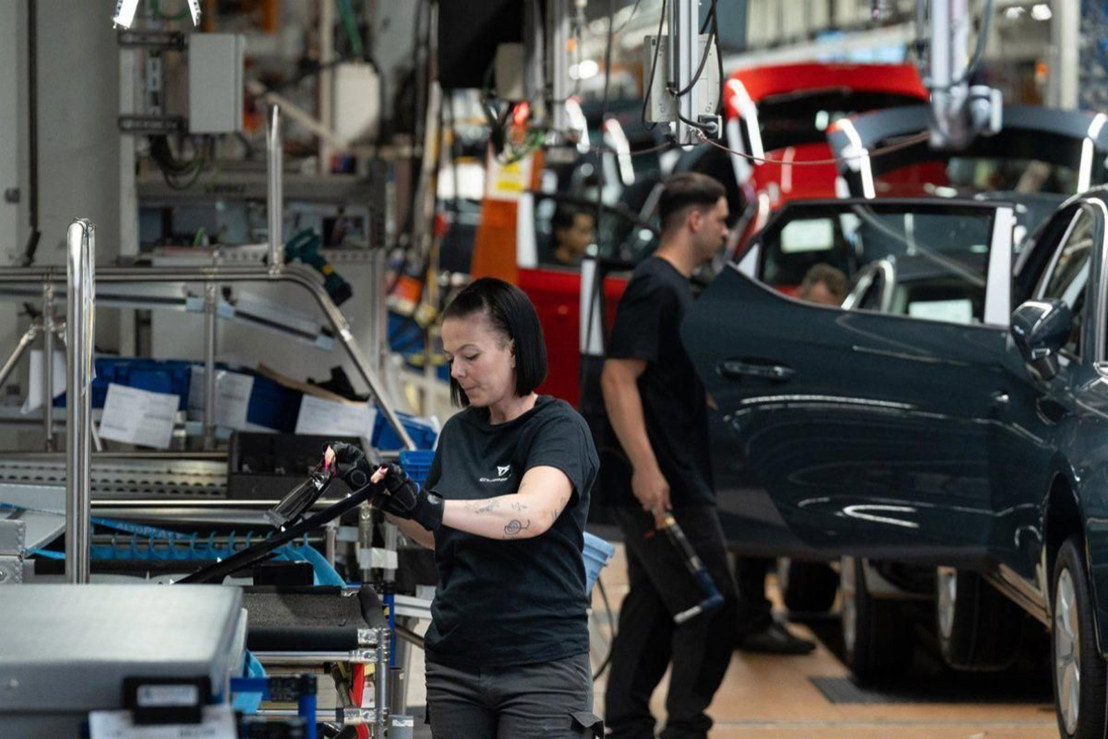 Empleados trabajan en la fábrica de Seat en Martorell.