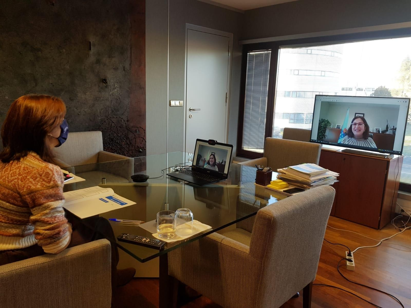 Ana Villarino e Ángeles Vázquez na videoconferencia de hoxe.