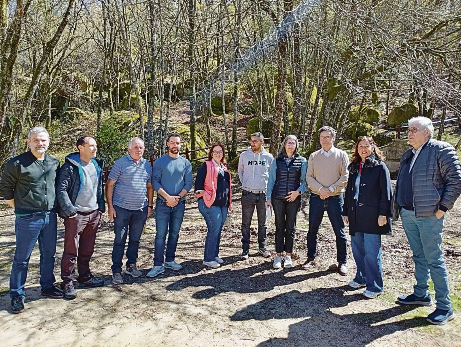 Marisol Díaz con el alcalde de Leiro y diversas autoridades en Pena Corneira.