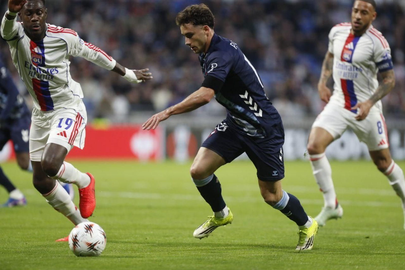 Pablo Durán va a por el balón.