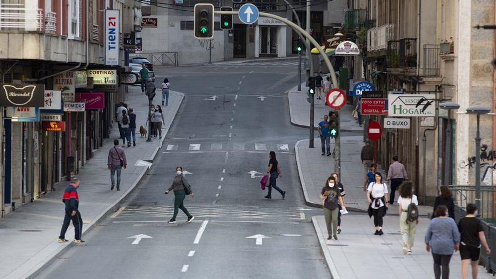 Ourense. 07/05/2020. Reportage sobre las salidas permitidas para dar paseos y hacer deporte en la franj de las 20h a las 23h en la ciudad. En la foto la calle Ervedelo.Foto: Xesús Fariñas