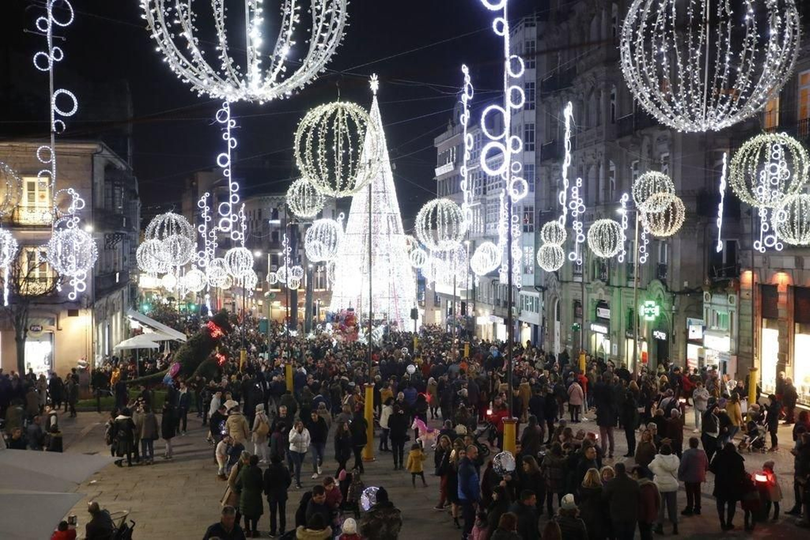Los turistas invaden Vigo en el Puente304