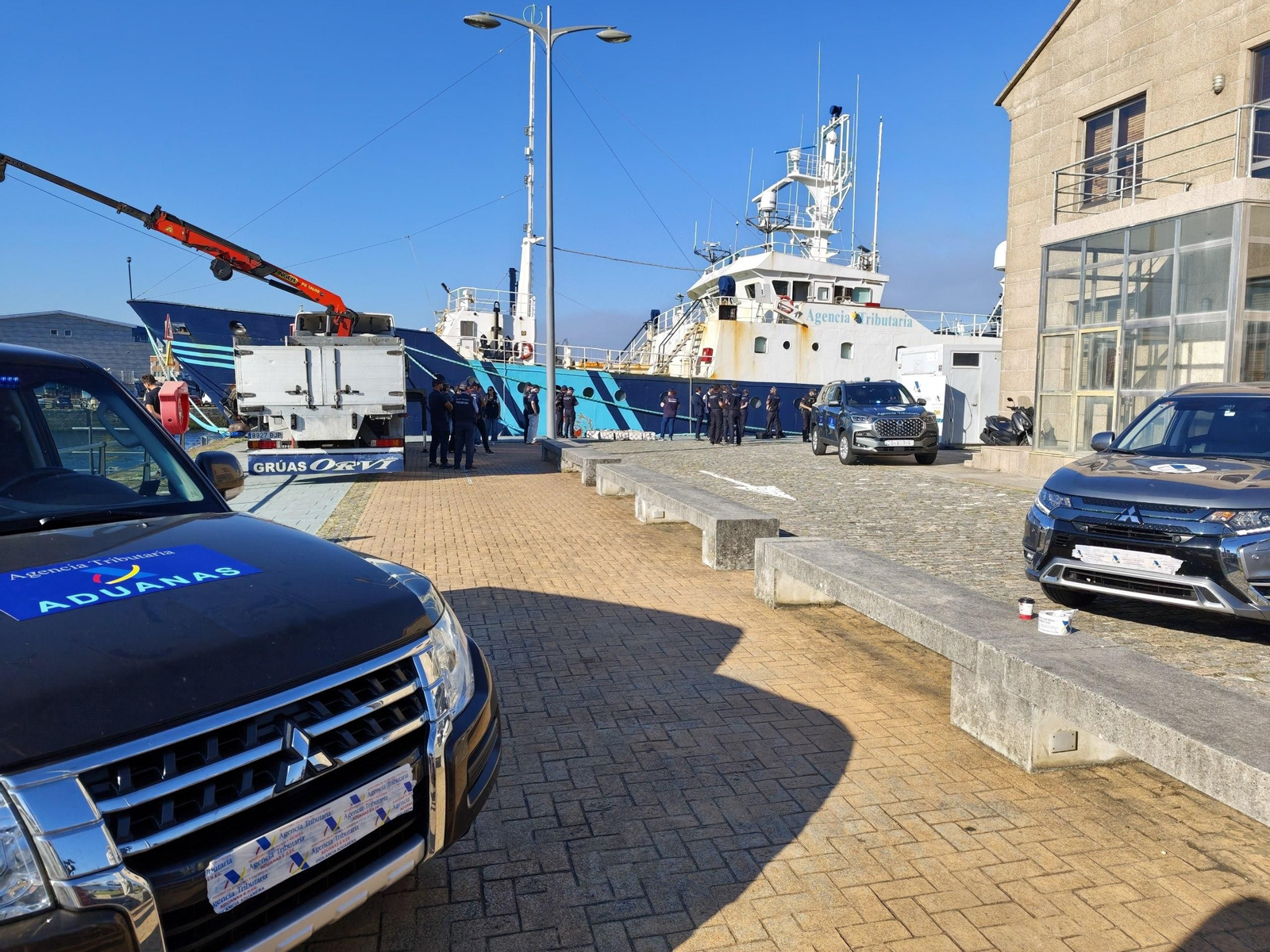 Despliegue policial en el puerto de Vigo ante la llegada del velero con droga (1)