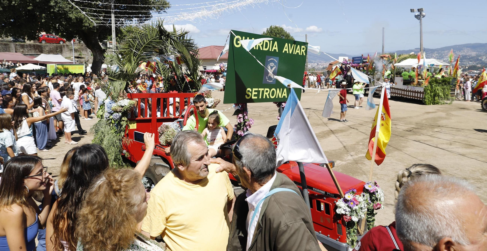 Galería | El desfile de carrozas, protagonista en las fiestas de San Campio de Valadares