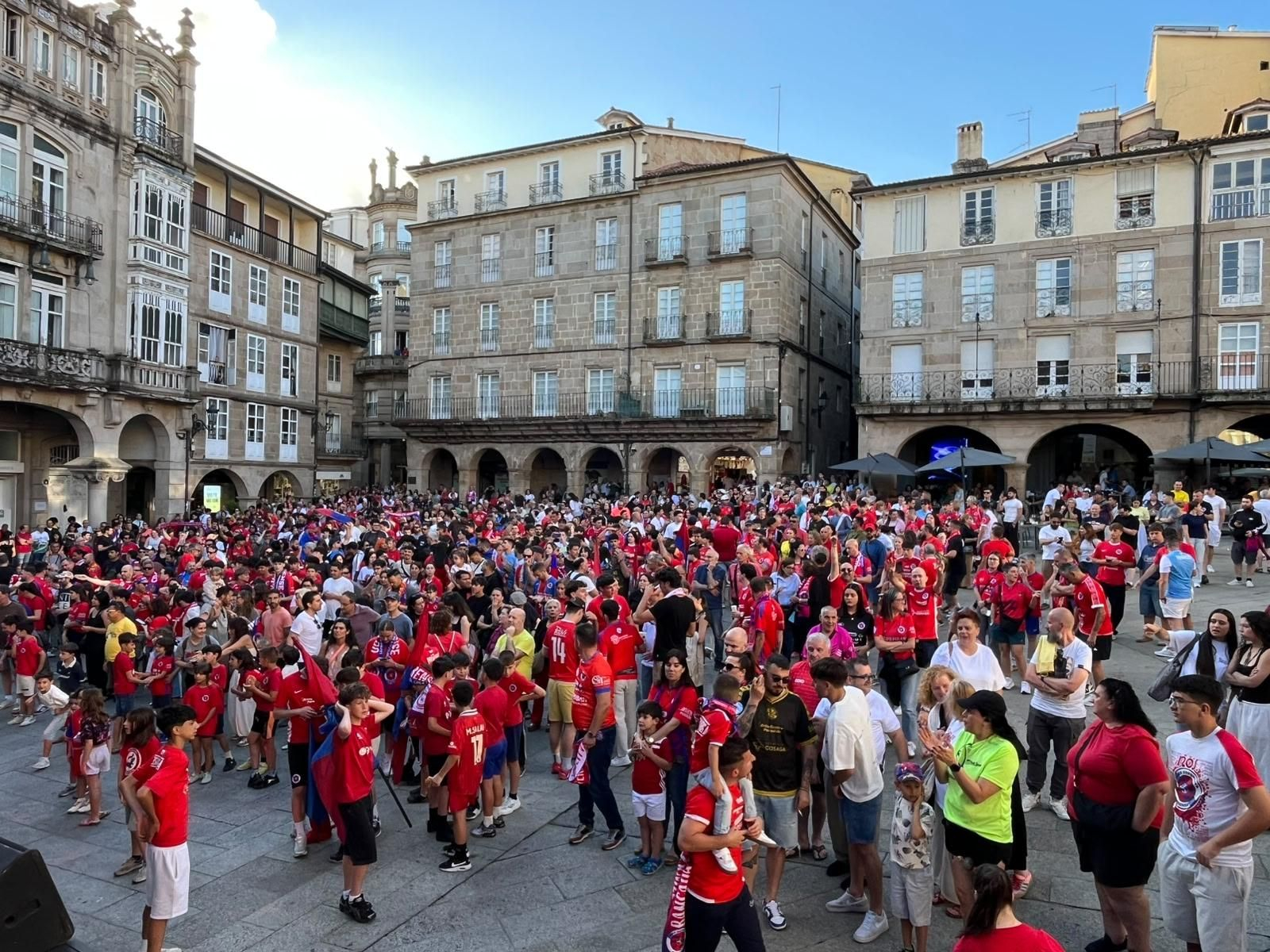 Galería | La aplaudida acogida de la UD Ourense de los unionistas contrasta con la pitada a Jácome en la Plaza Mayor, en fotos