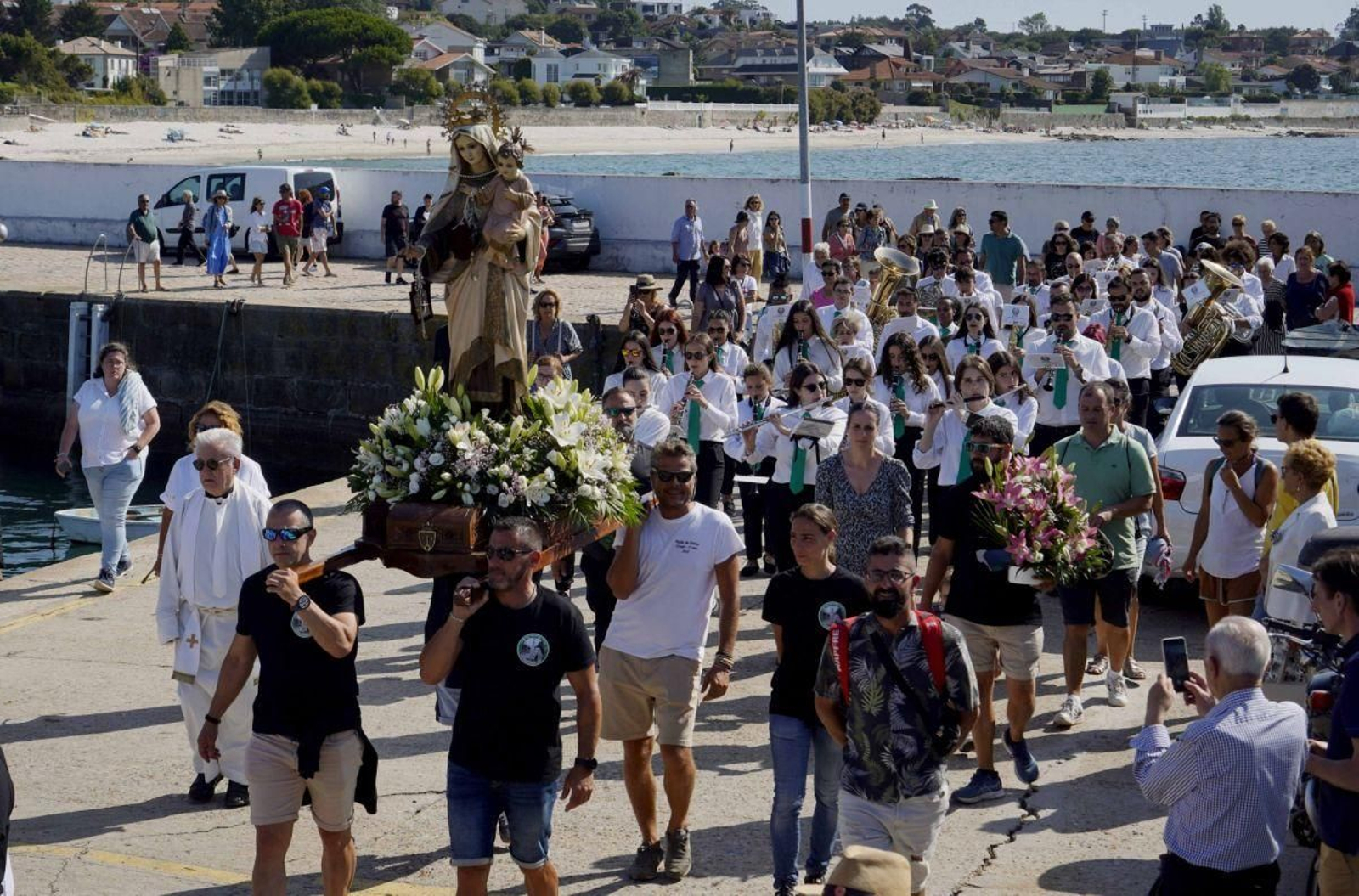 La Virgen fue trasladada al muelle de Canido para ser embarcada.