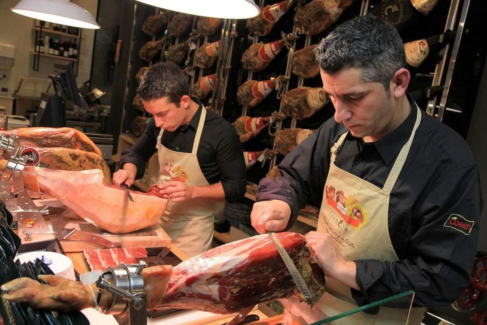 La novedad es el servicio de jamonería al corte que ofrecerán los establecimientos.
