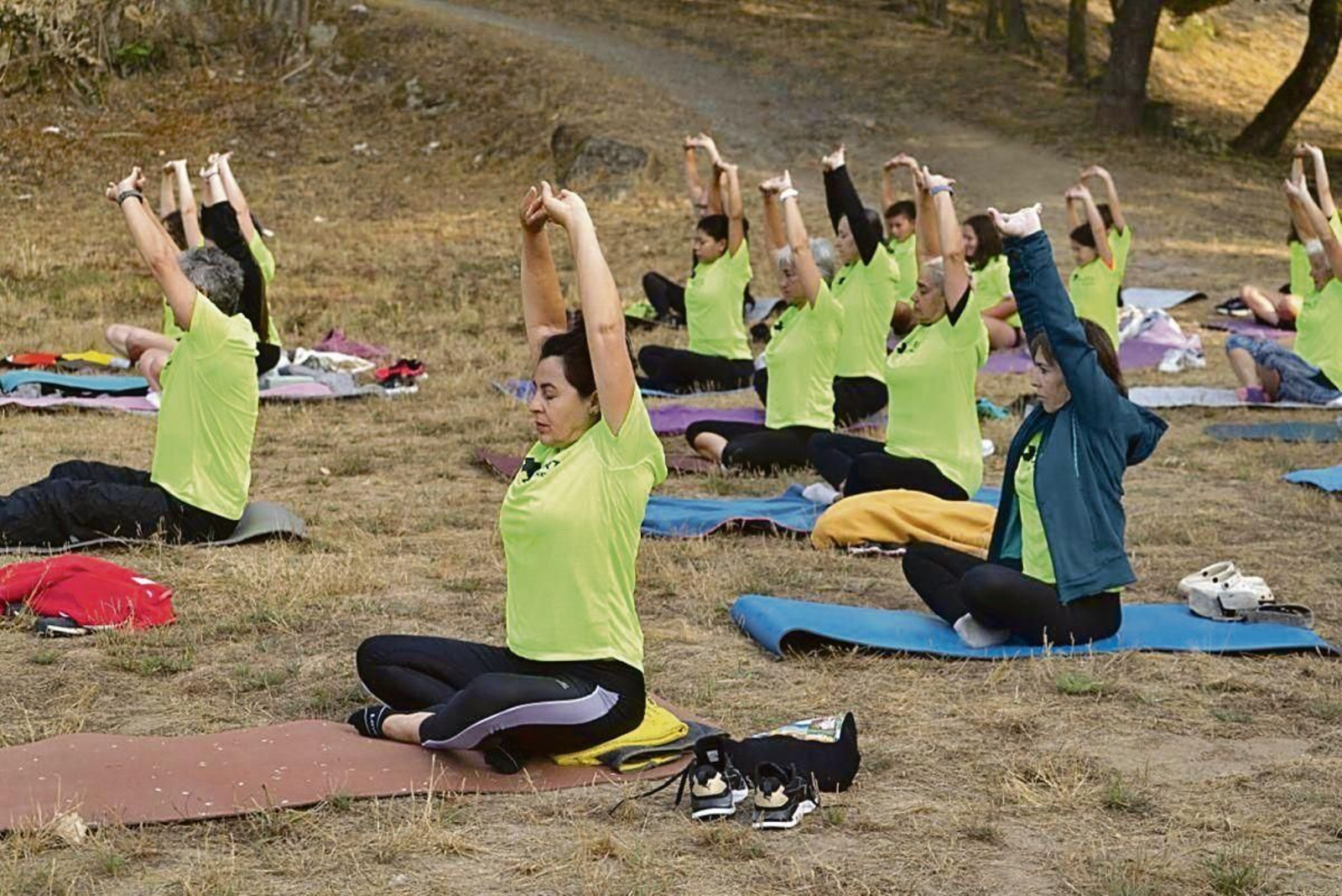 Bienestar al aire libre con la sesión de pilates en la piscina de Luíntra.
