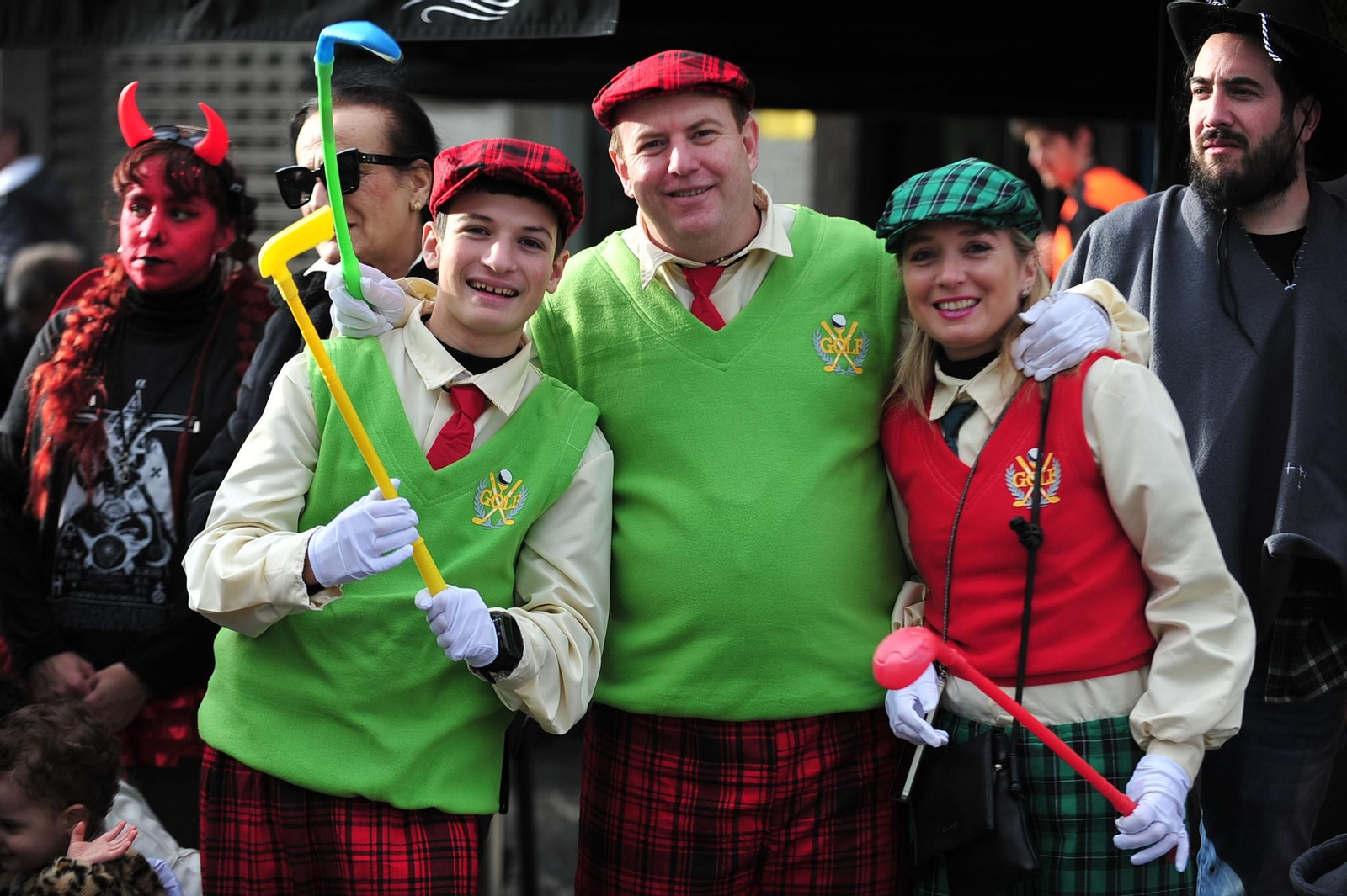 Galería | Color y retranca se pasean por las calles de A Valenzá durante su Martes de Entroido