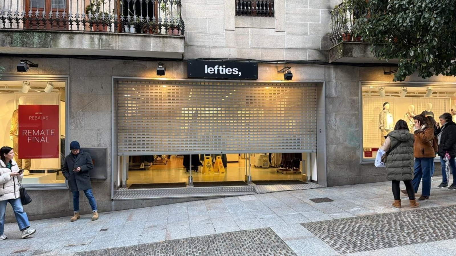 Una tienda de ropa en el centro de Ourense tuvo que sacar a los clientes del local por el corte