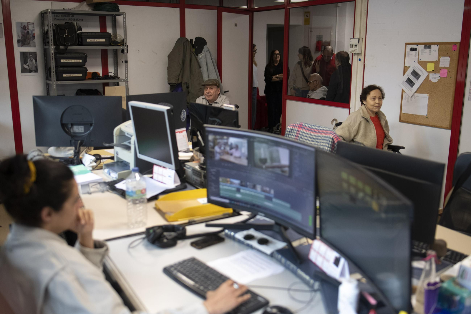 Galería | Usuarios de la Residencia de Santa Cruz conocen por dentro el trabajo de La Región y Telemiño