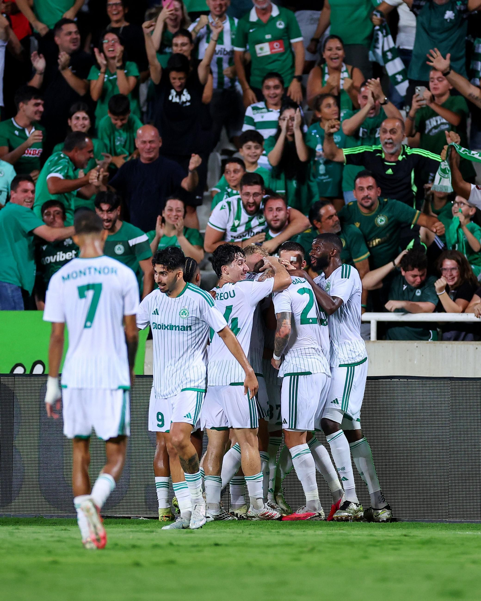 Los jugadores del Omonia celebran su gol en el choque de ayer.