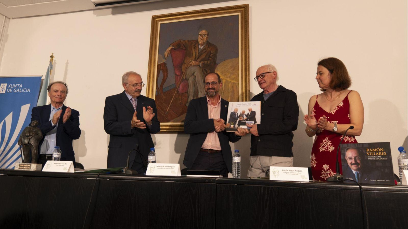 Momento da ceremonia no escenario do auditorio da Casa Grande de Cimadevila durante a entrega do Premio Trasalba a Ramón Villares.