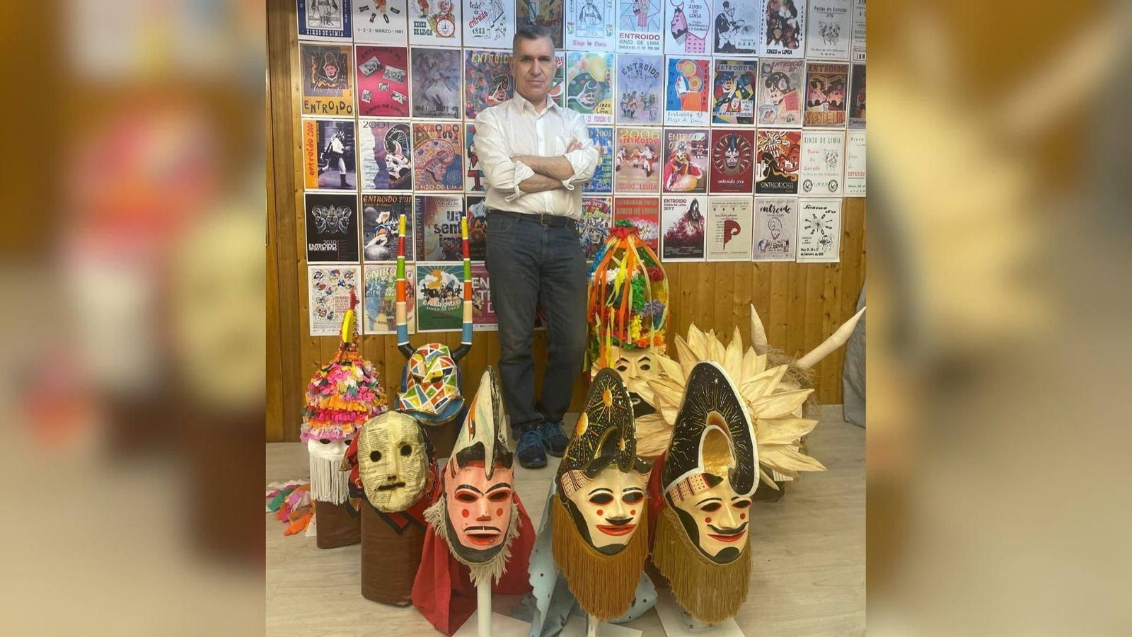 Xusto Gude co seu proxecto premiado "Máscaras do Mundo"