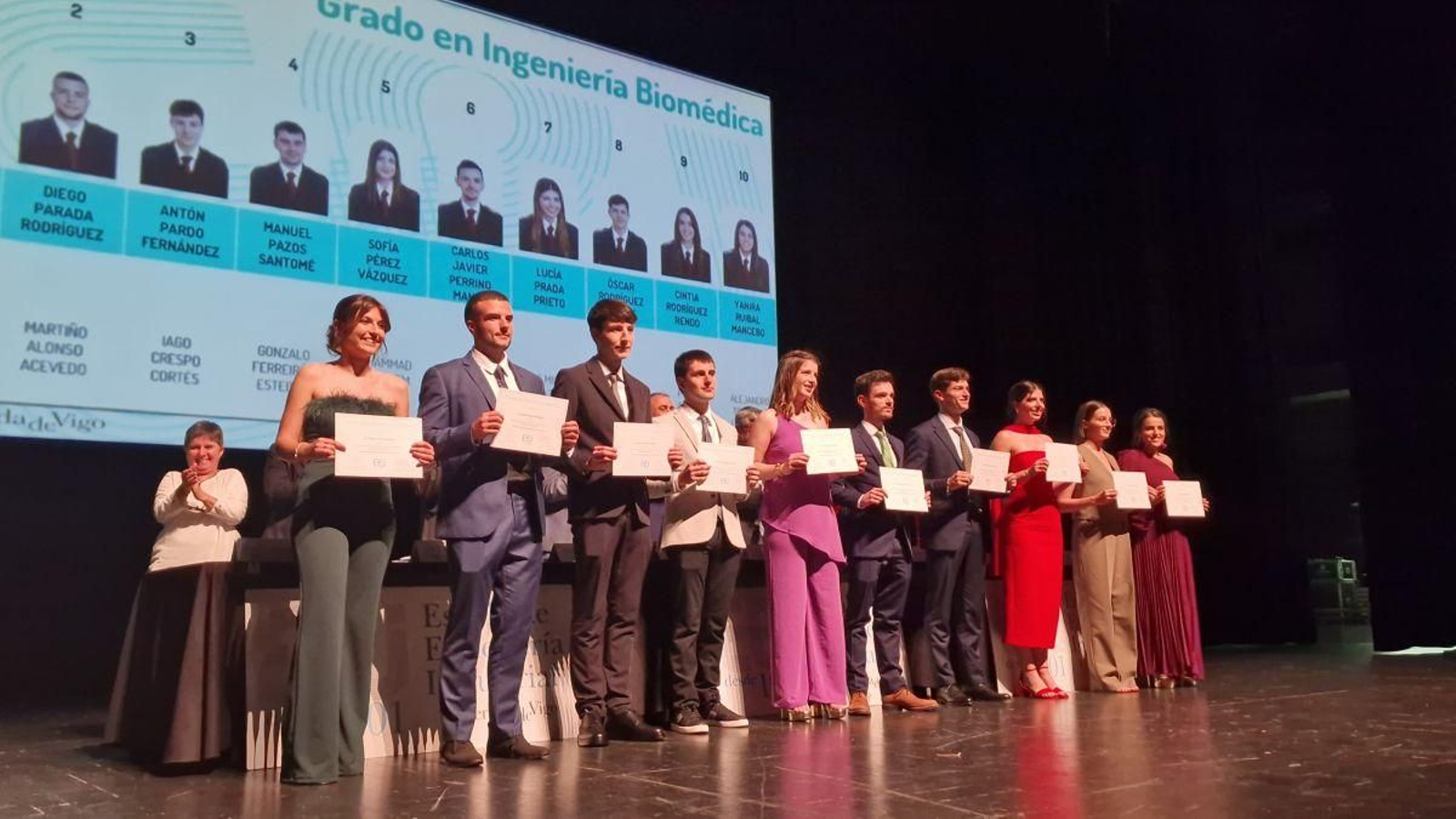 Los alumnos de la Escuela de Ingeniería Industrial llenaron ayer las butacas del Auditorio Mar de Vigo para celebrar su graduación.