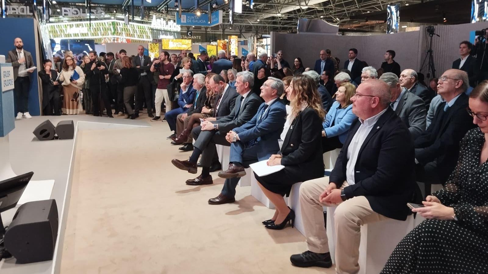 Vista del público en la presentación en la que se ve a Alfonso Rueda, presidente de la Xunta y Luis Menor, presidente de la Diputación de Ourense