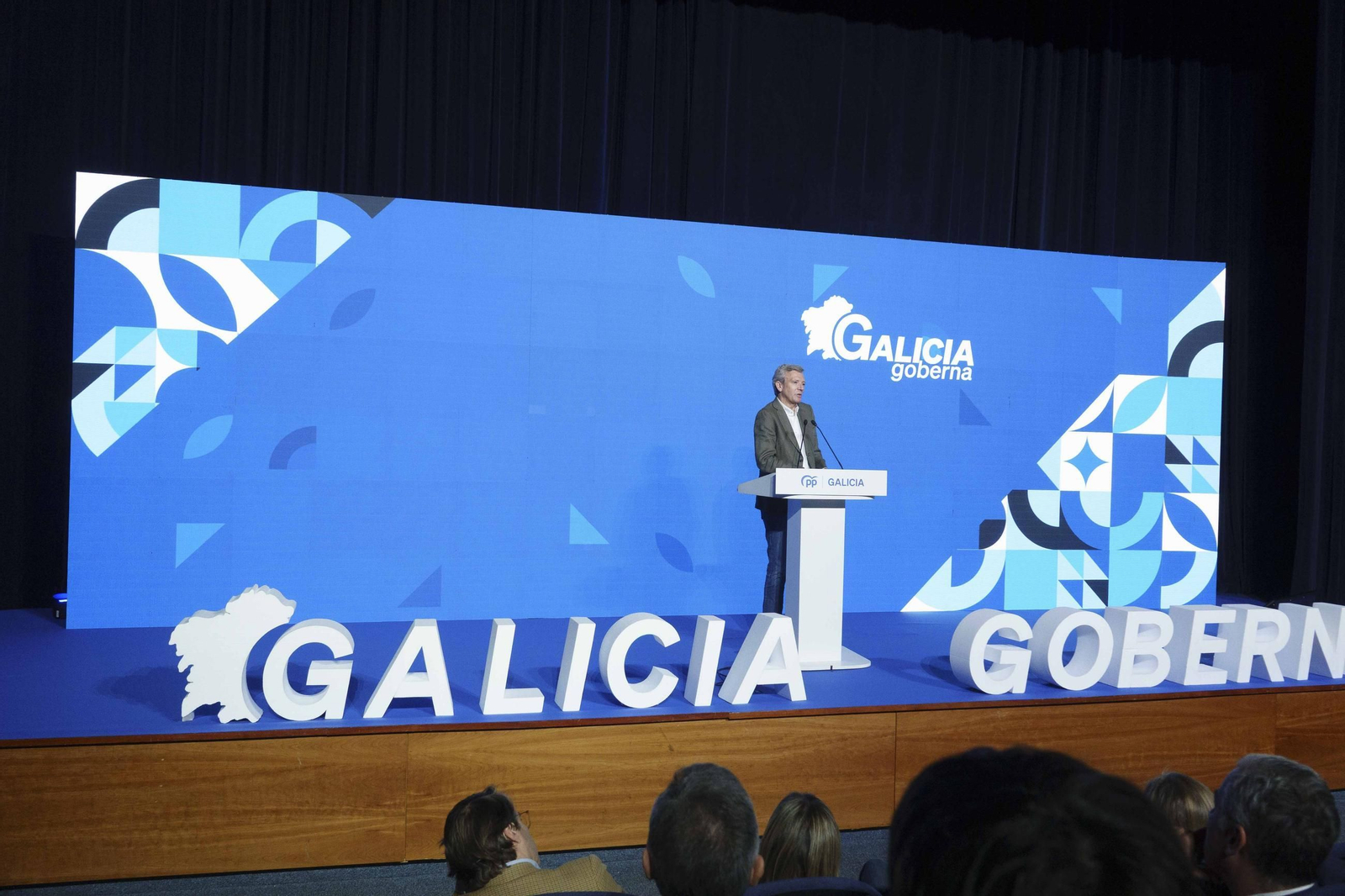 Galería | Rueda lidera el acto del PPdeG en Vigo y hace balance del mandato