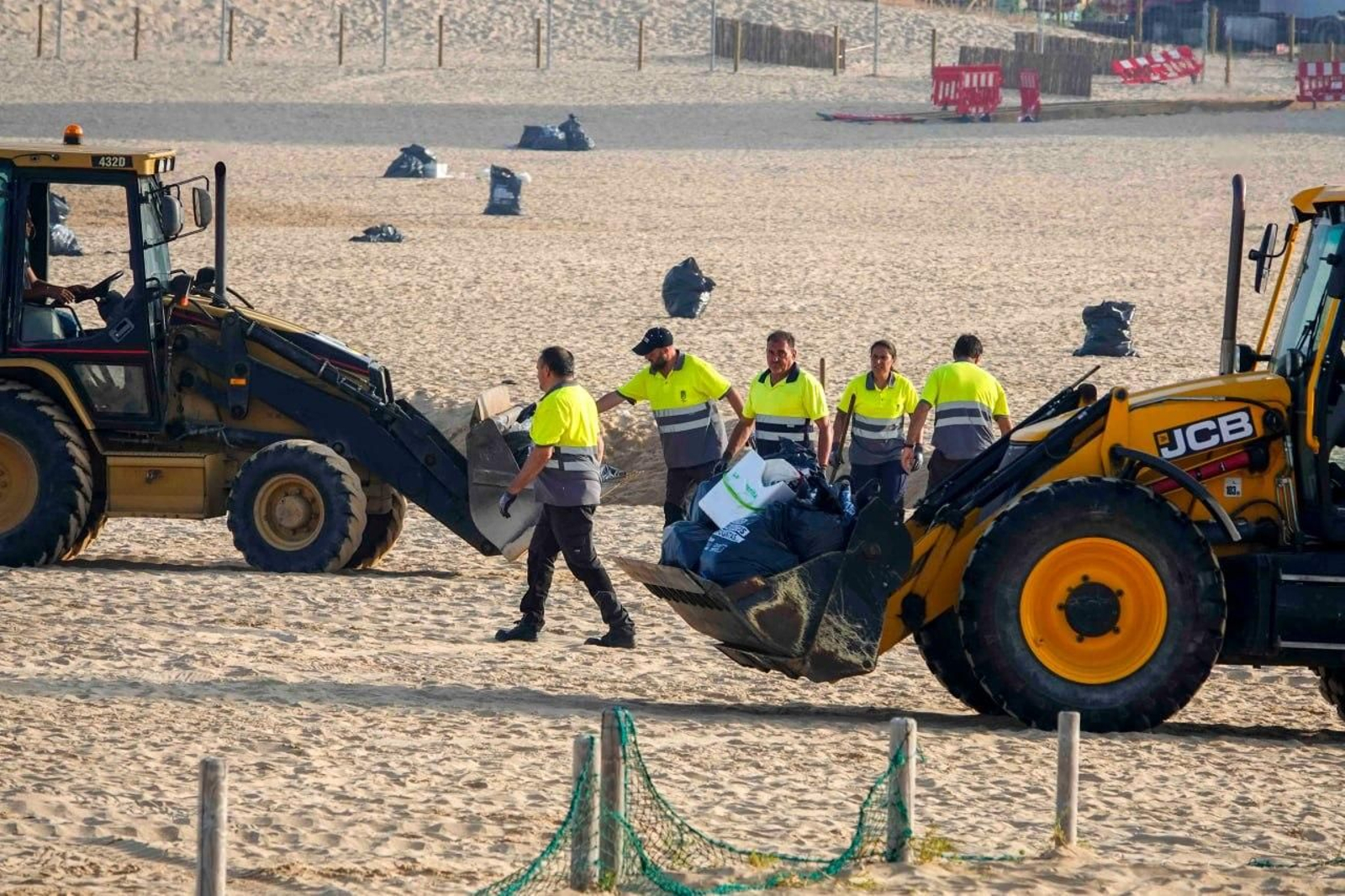Galería | La resaca de San Xoán 2026 deja toneladas de residuos en Samil y Panxón