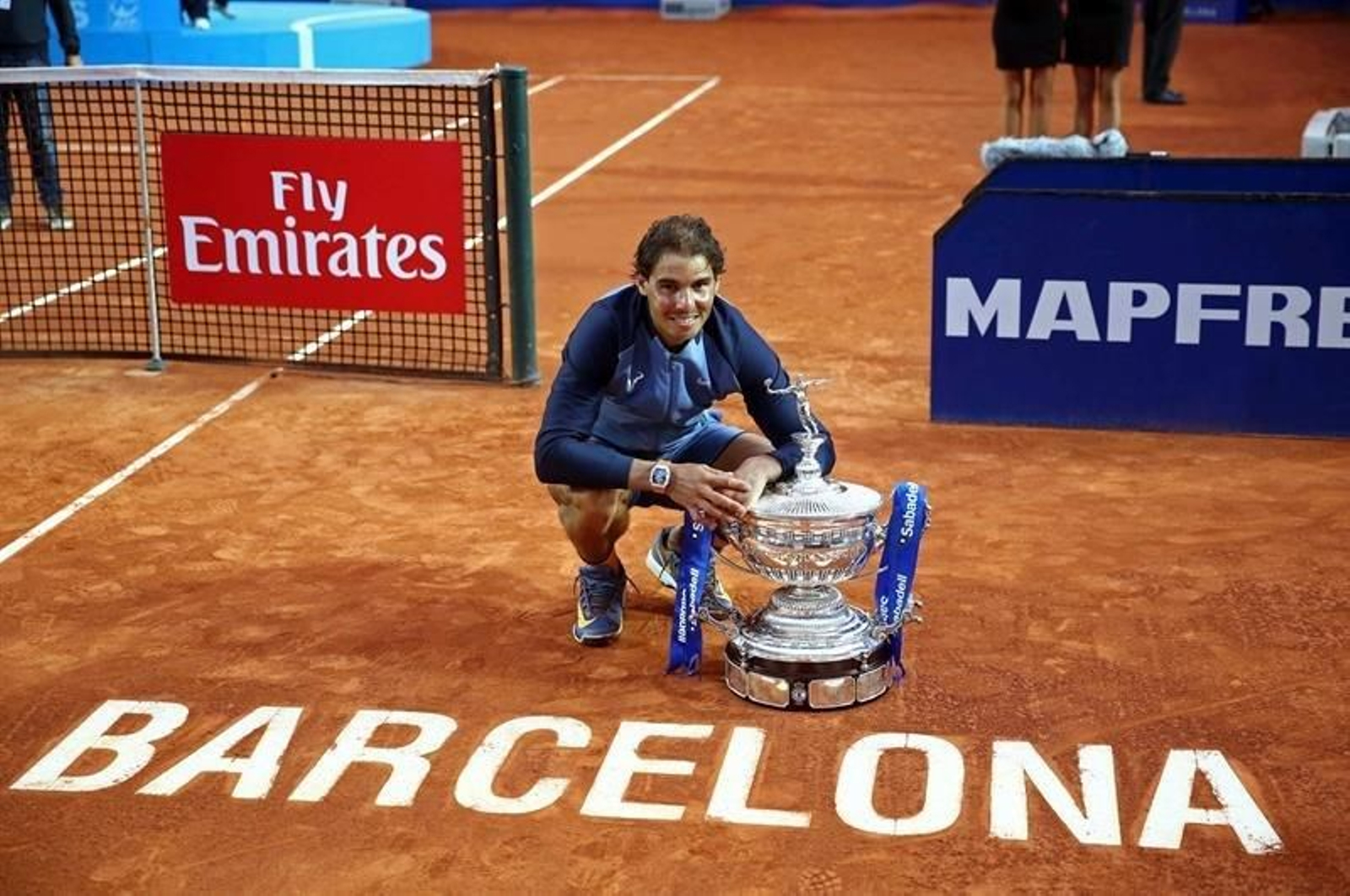 El tenista español Rafael Nadal con el trofeo que le acredita vencedor del Barcelona Open Banc Sabadell