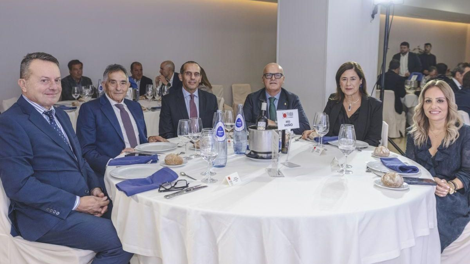 MESA RÍO MIÑO: Carlos Barbosa, subdirector general de La Región; José Barreira, propietario del área de servicio Puerta Europa; Juan Verde, estratega global, asesor de líderes mundiales y protagonista del Foro La Región; José Manuel Baltar, senador por el Partido Popular y presentador del ponente; Carmen Rivas, directora digital de La Región, y Marta Nóvoa, vicepresidenta primera de la Diputación de Ourense y alcaldesa de San Cibrao das Viñas.