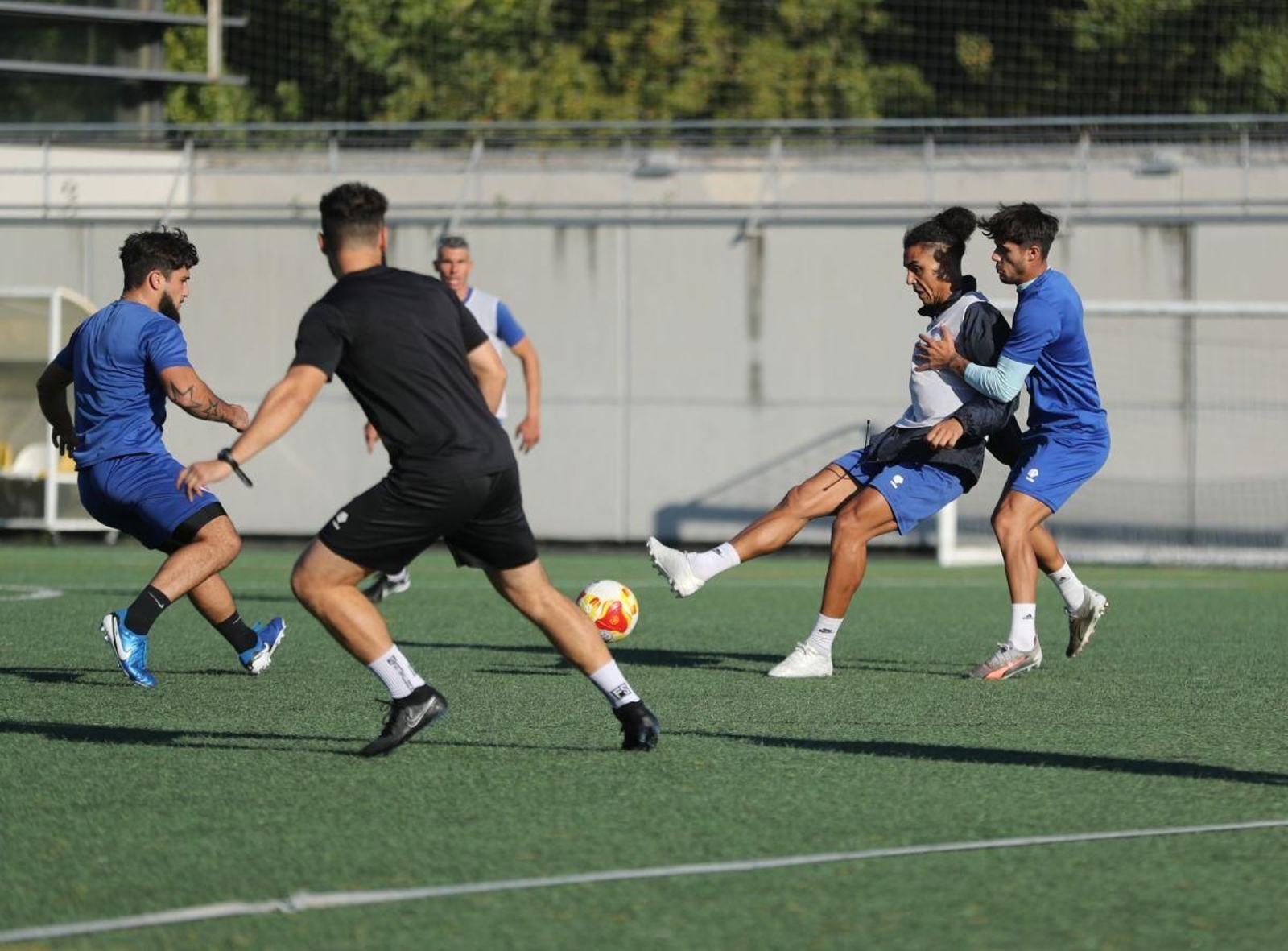 Viti intenta dar un pase durante un entrenamiento de la UD Ourense en Os Remedios.