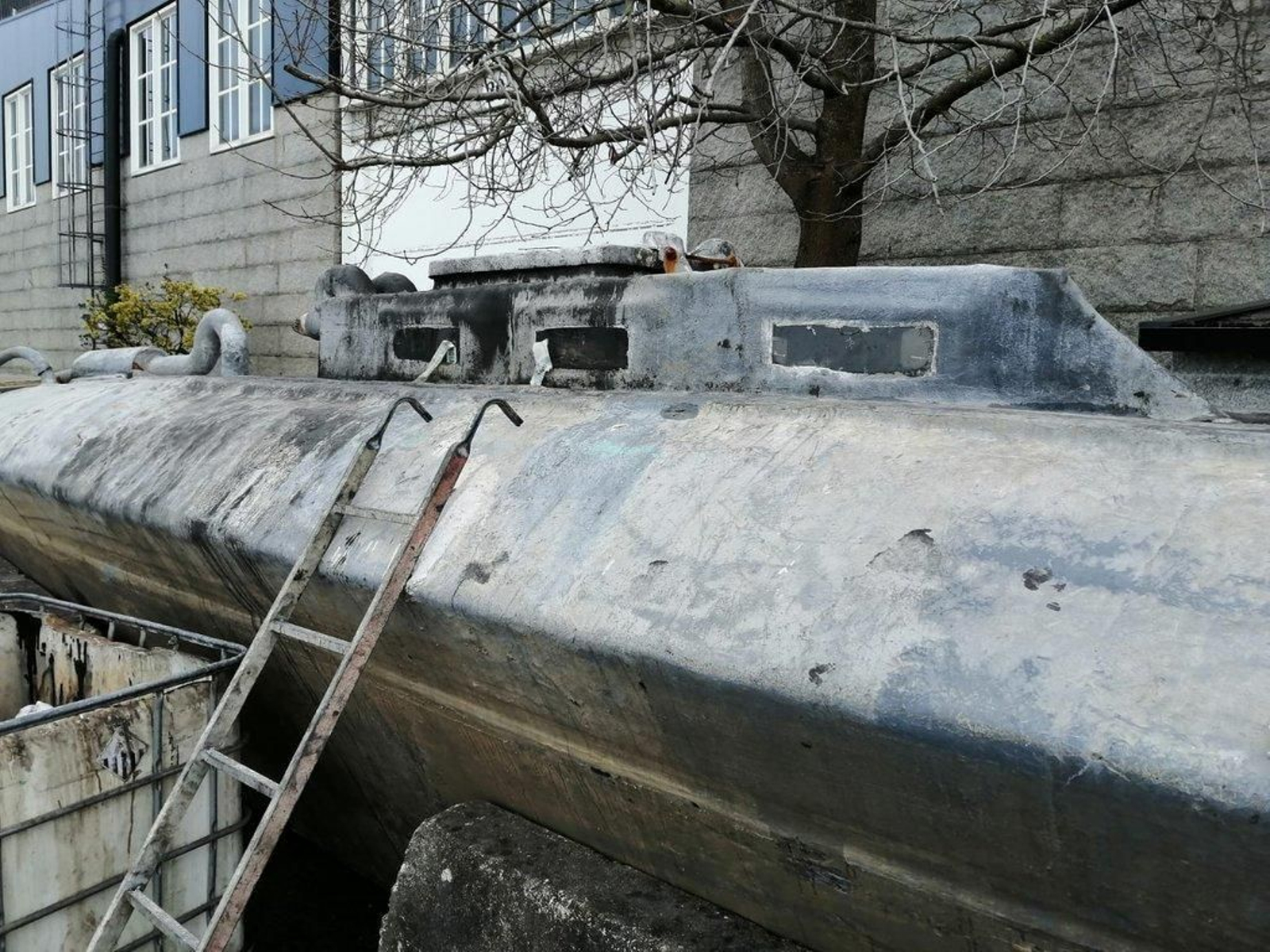 El narcosubmarino en las instalaciones de Zona Franca en Vigo 4