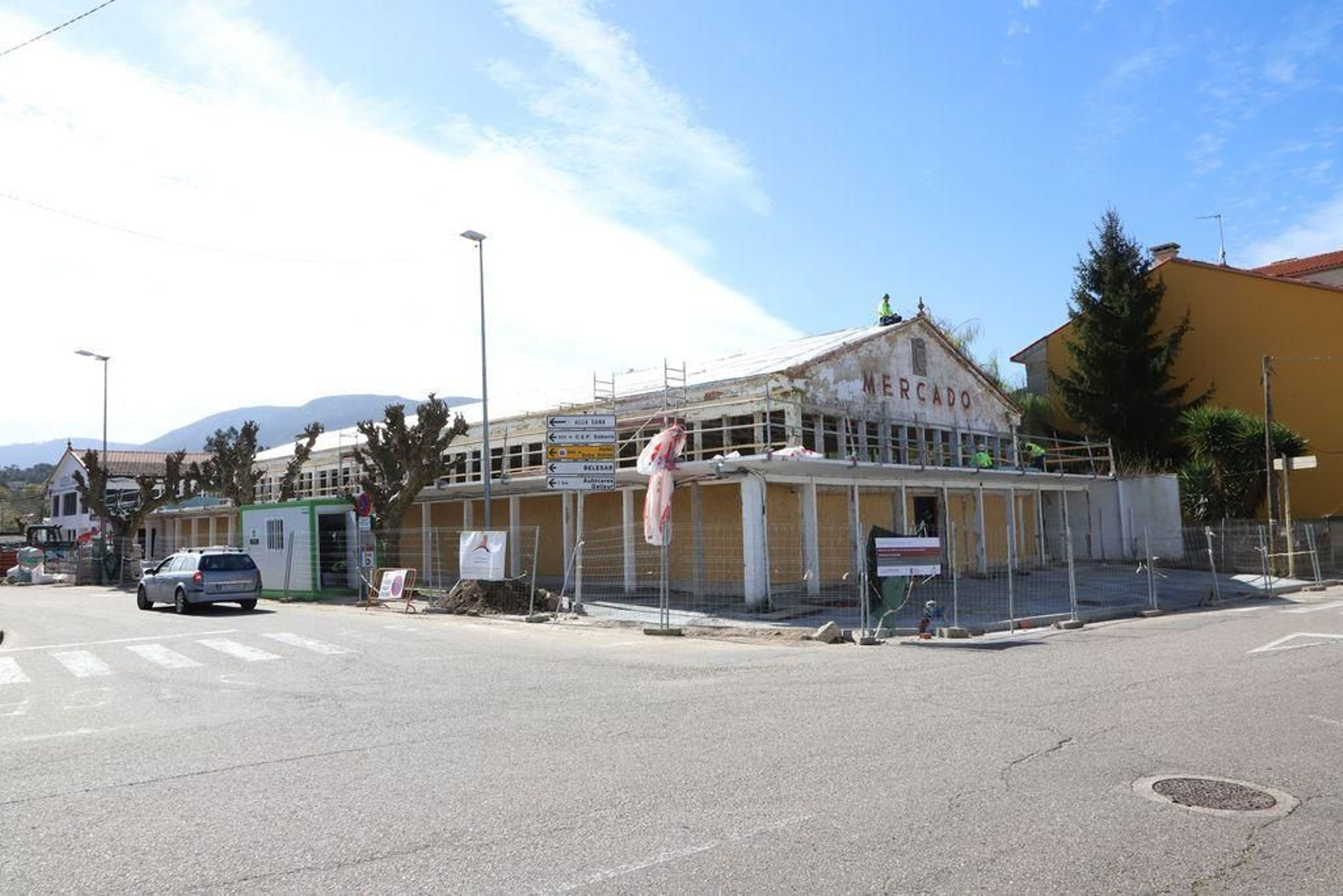 Operarios trabajando en la cubierta del inmueble durante la pasada semana.