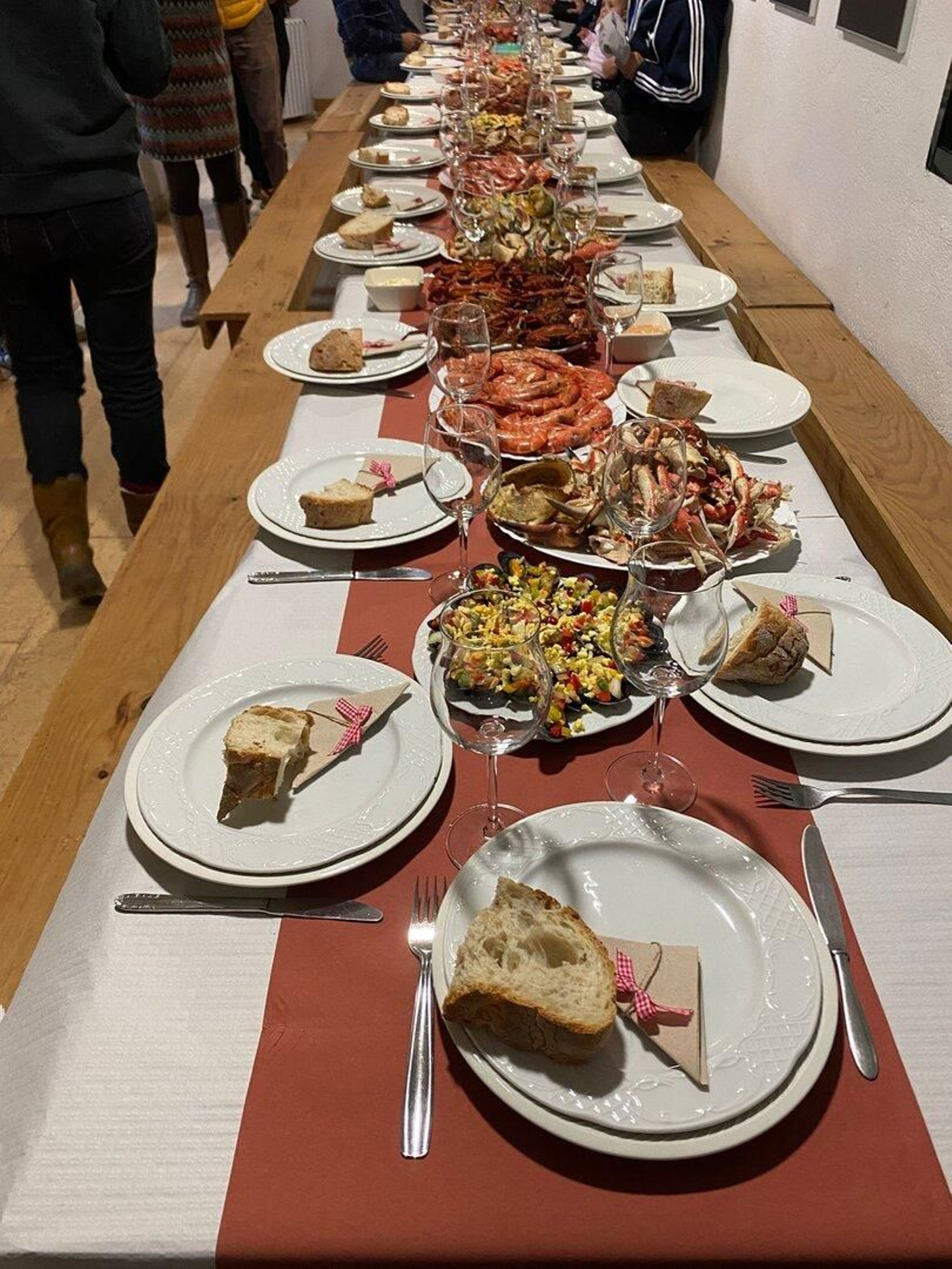 La mesa, preparada para recibir a los comensales.