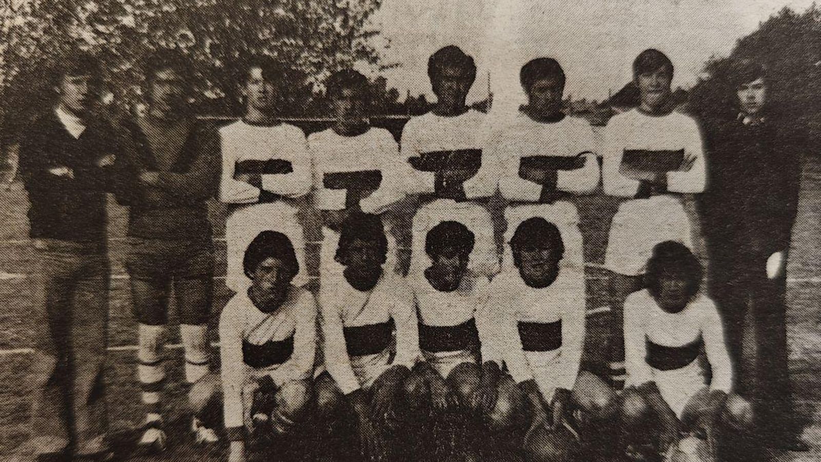 El Pabellón infantil con Doforno sexto de izquierda a derecha, de pie.