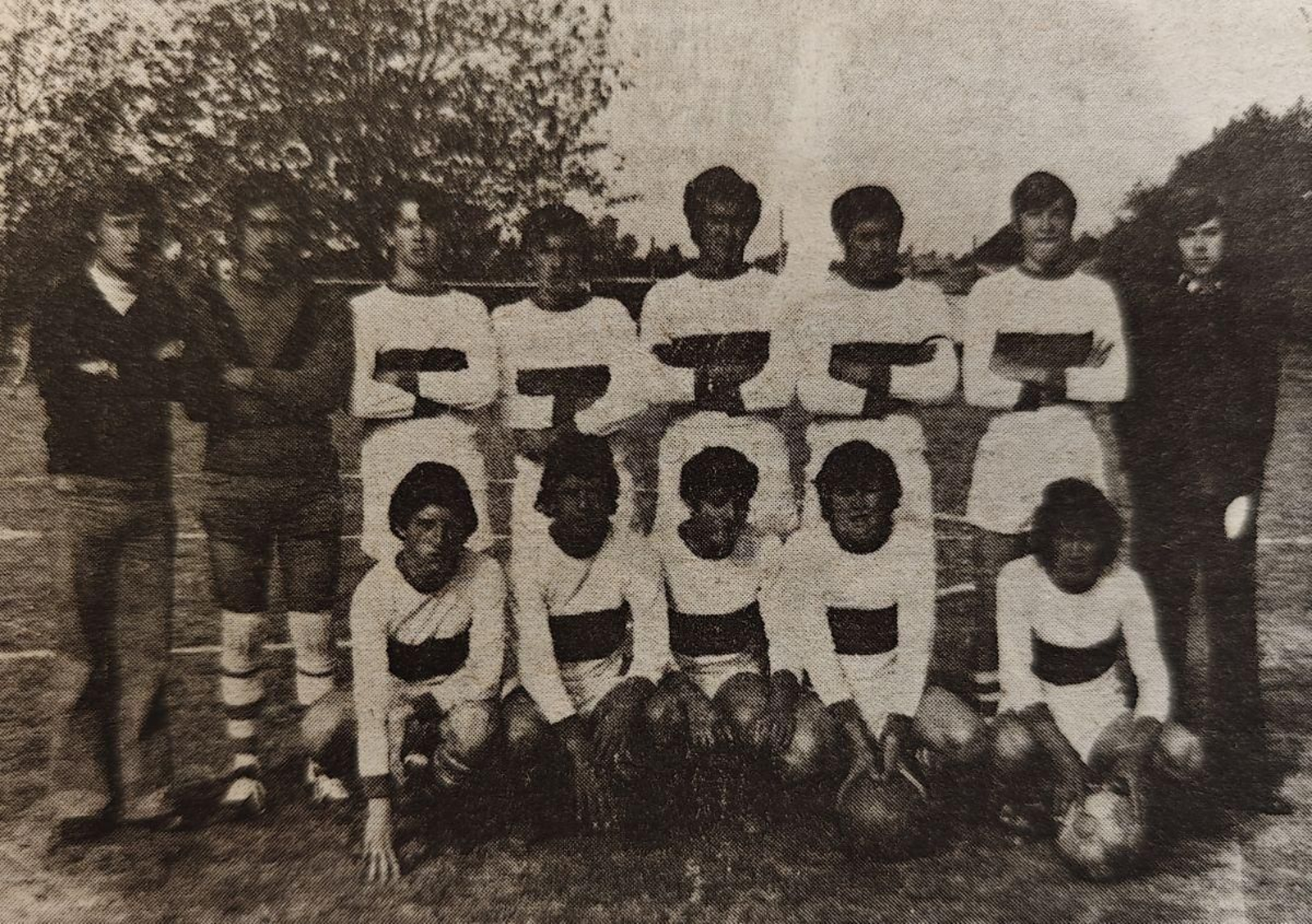 El Pabellón infantil con Doforno sexto de izquierda a derecha, de pie.