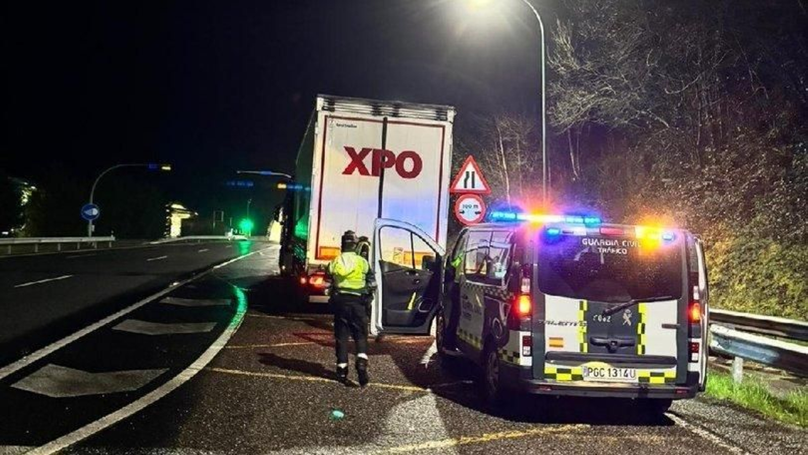 El camión de transporte interceptado por la Guardia Civil de Ourense.