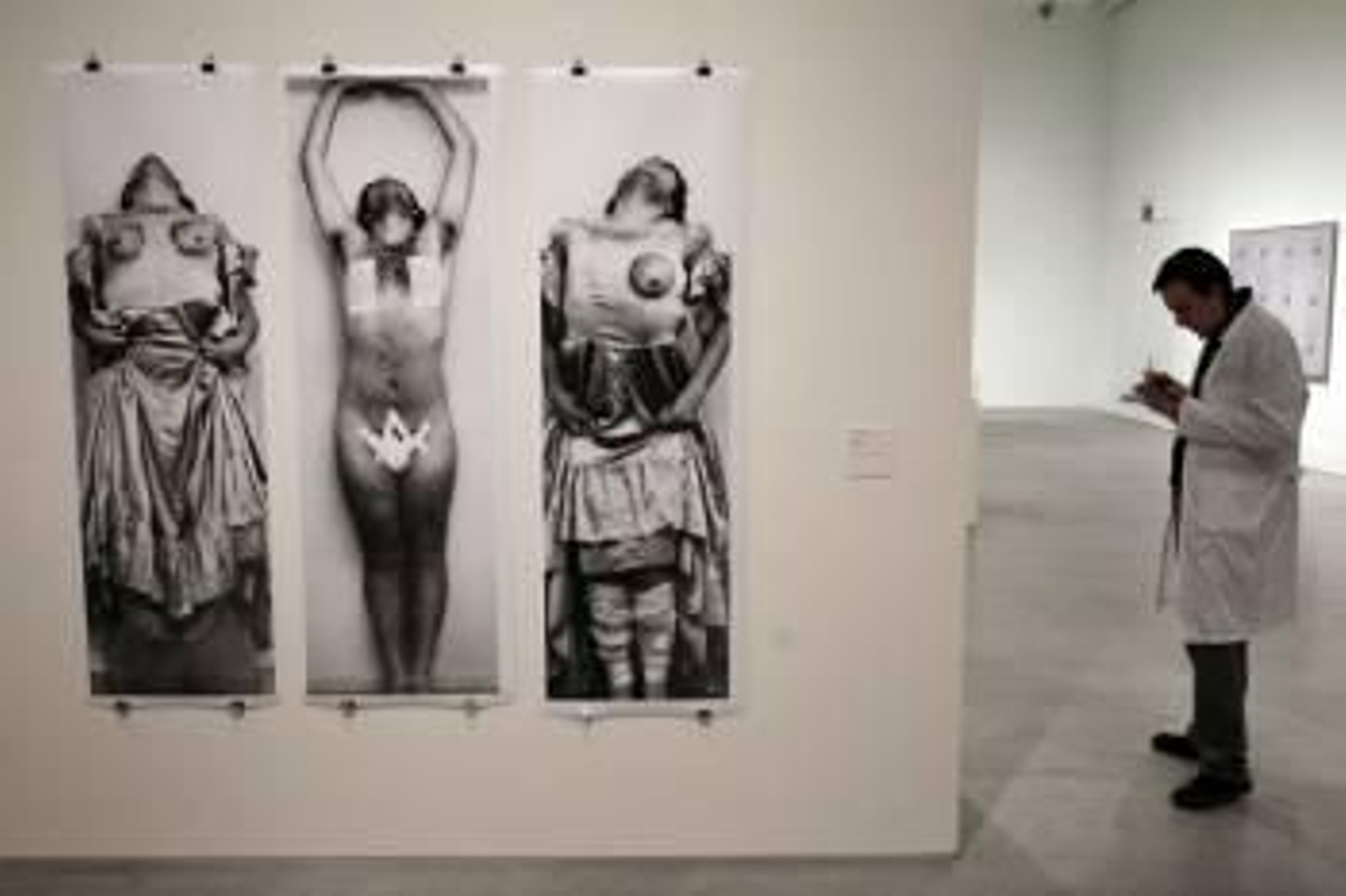 Imagen de la obra 'El perchero', del artista chileno Carlos Leppe.