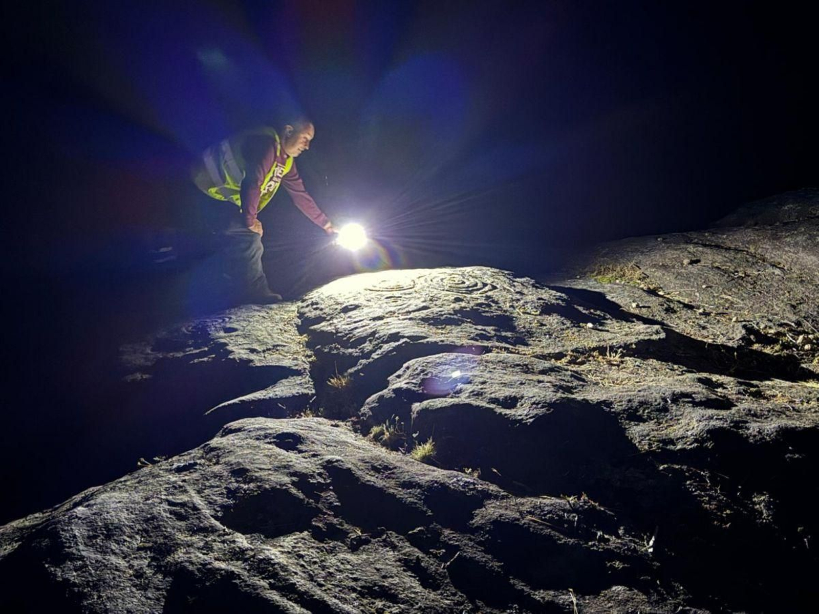 Los petroglifos de Cangues (O Irixo) se descubren mejor de noche, bajo la luz de las linternas.