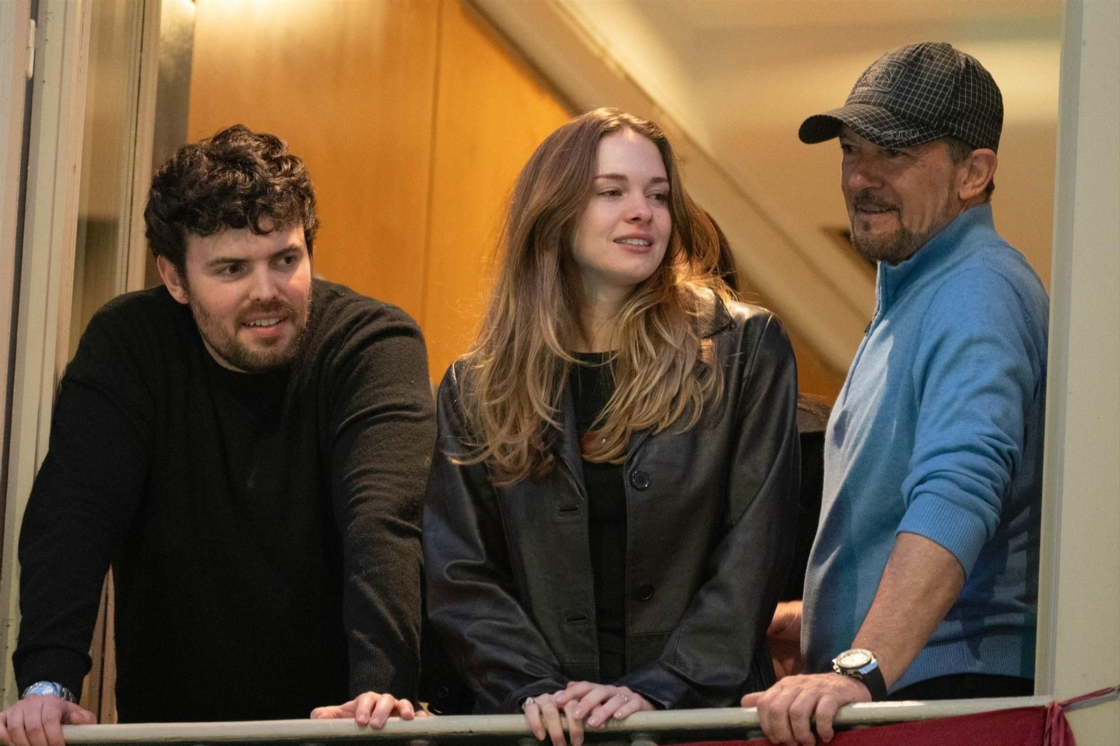 Antonio Banderas junto a su hija Stella del Carmen y su marido Alex Gruszynski disfrutan en Málaga de la Semana Santa.