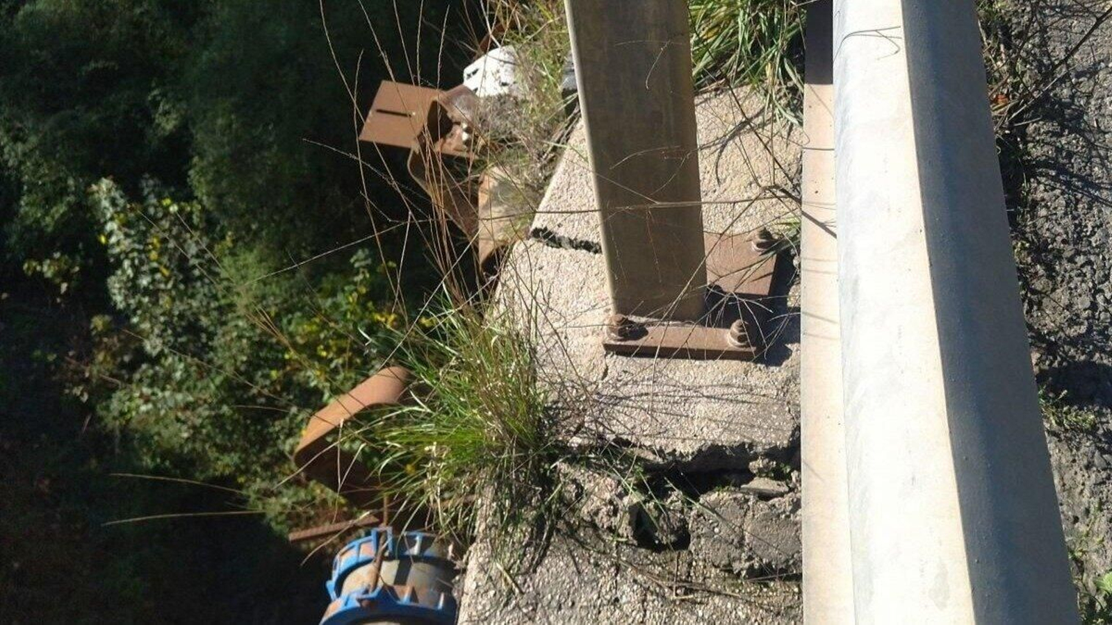 Una parte de la tubería de abastecimiento de O Barco sigue grapada al puente.