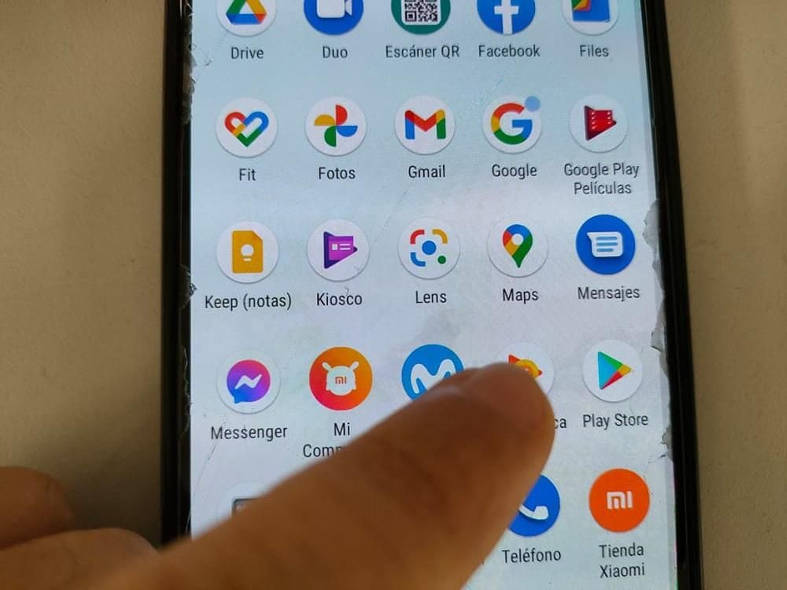 Un usuario se dispone a utilizar el servicio de Google Play Store en su teléfono móvil.