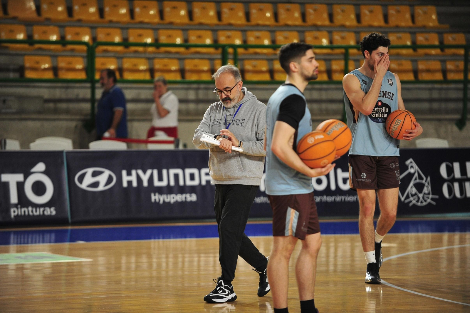 El técnico Moncho López y sus jugadores, durante un entrenamiento del COB en el Pazo.