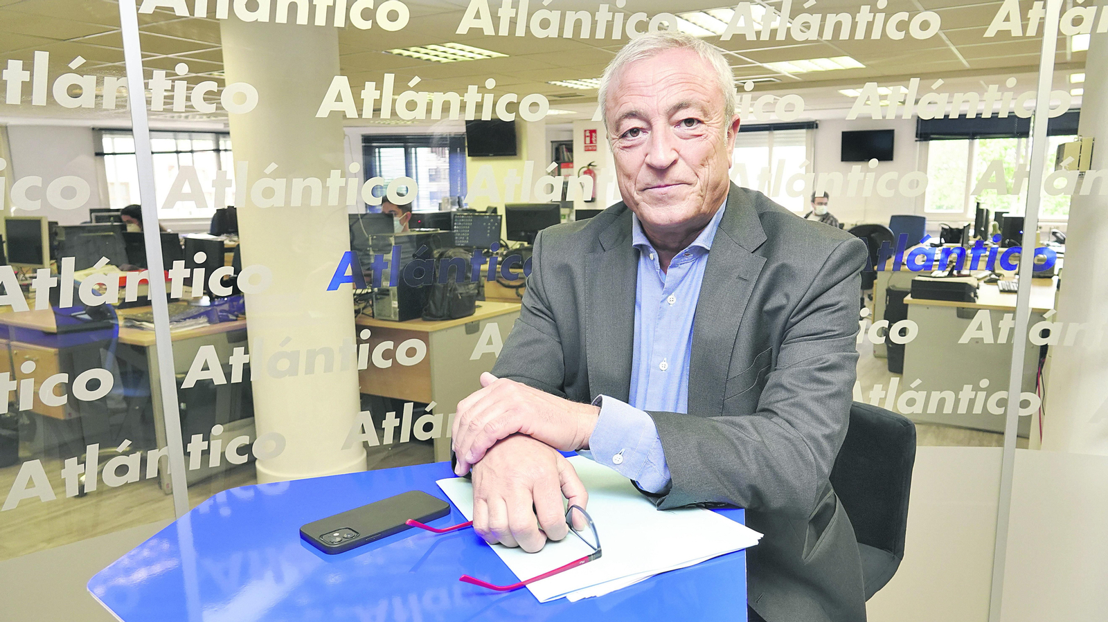 El gerente del área sanitaria de Vigo, Javier Puente, en la redacción de Atlántico.